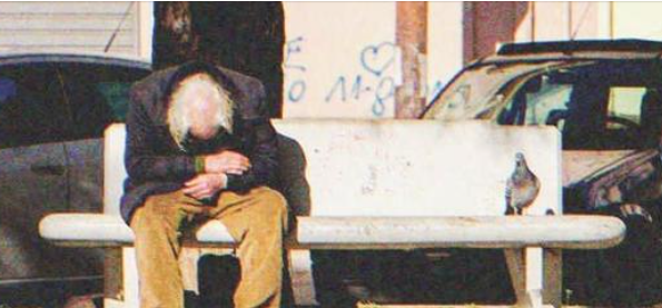 Frau fotografiert 10 Jahre lang Obdachlose und erkennt auf einem der Fotos ihren verlorenen Vater wieder   Story des Tages